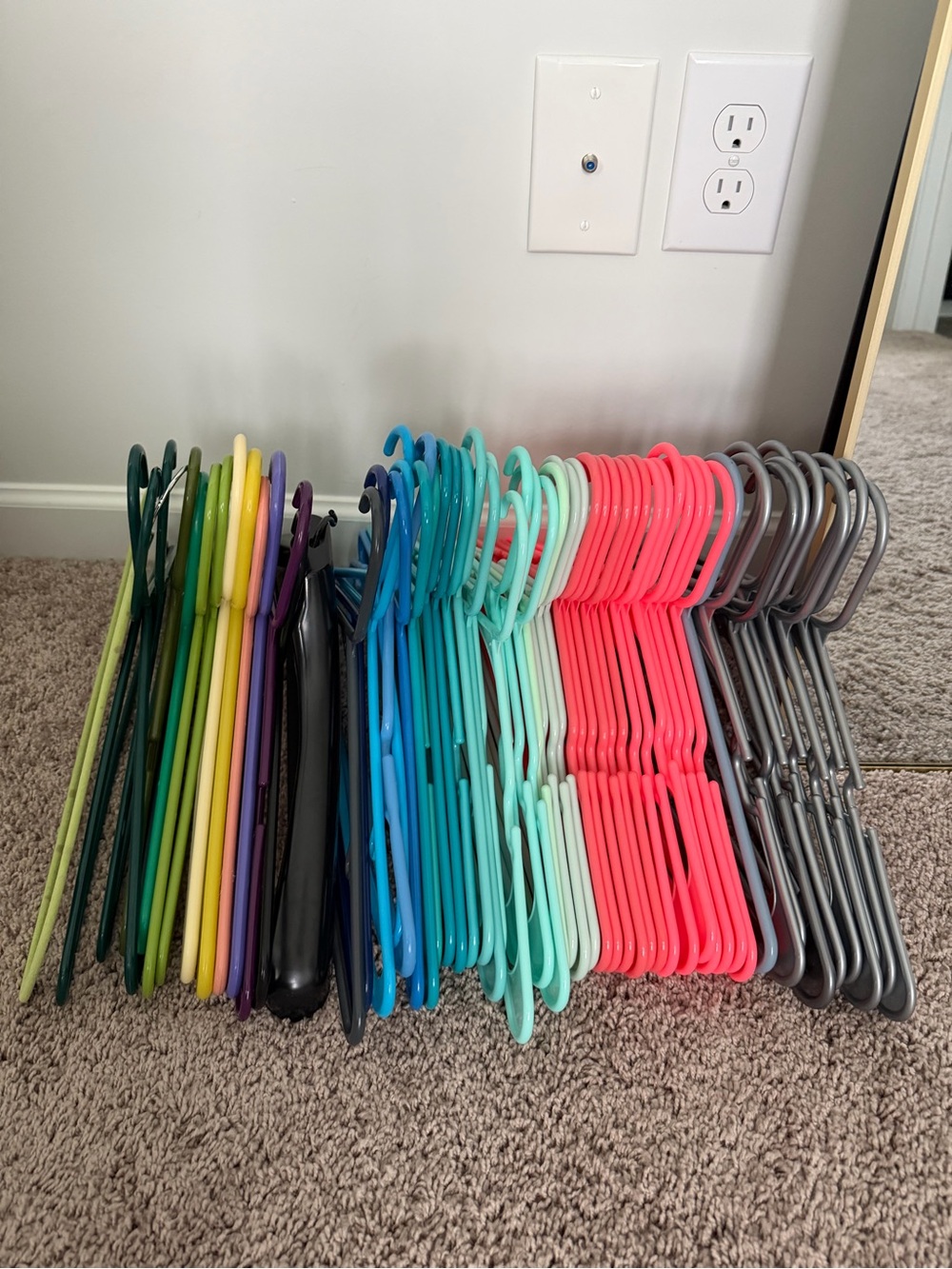 60 Multipack Women’s Colored Plastic Hangers - Assorted Colors